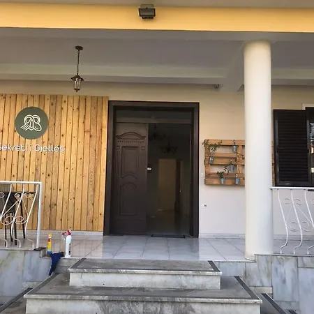 - Vatra E Lagjes By Paymán Club Habitación en casa particular Tirana