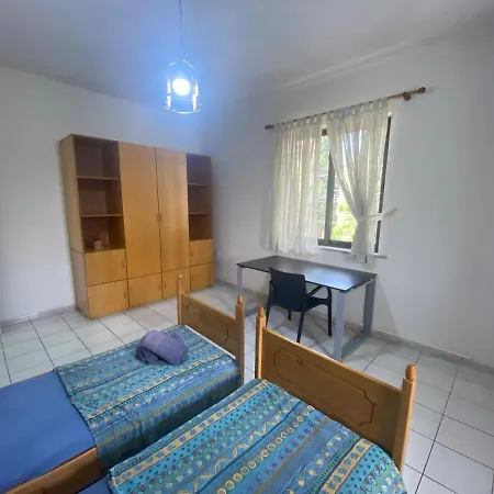 - Vatra E Lagjes By Paymán Club Habitación en casa particular Tirana